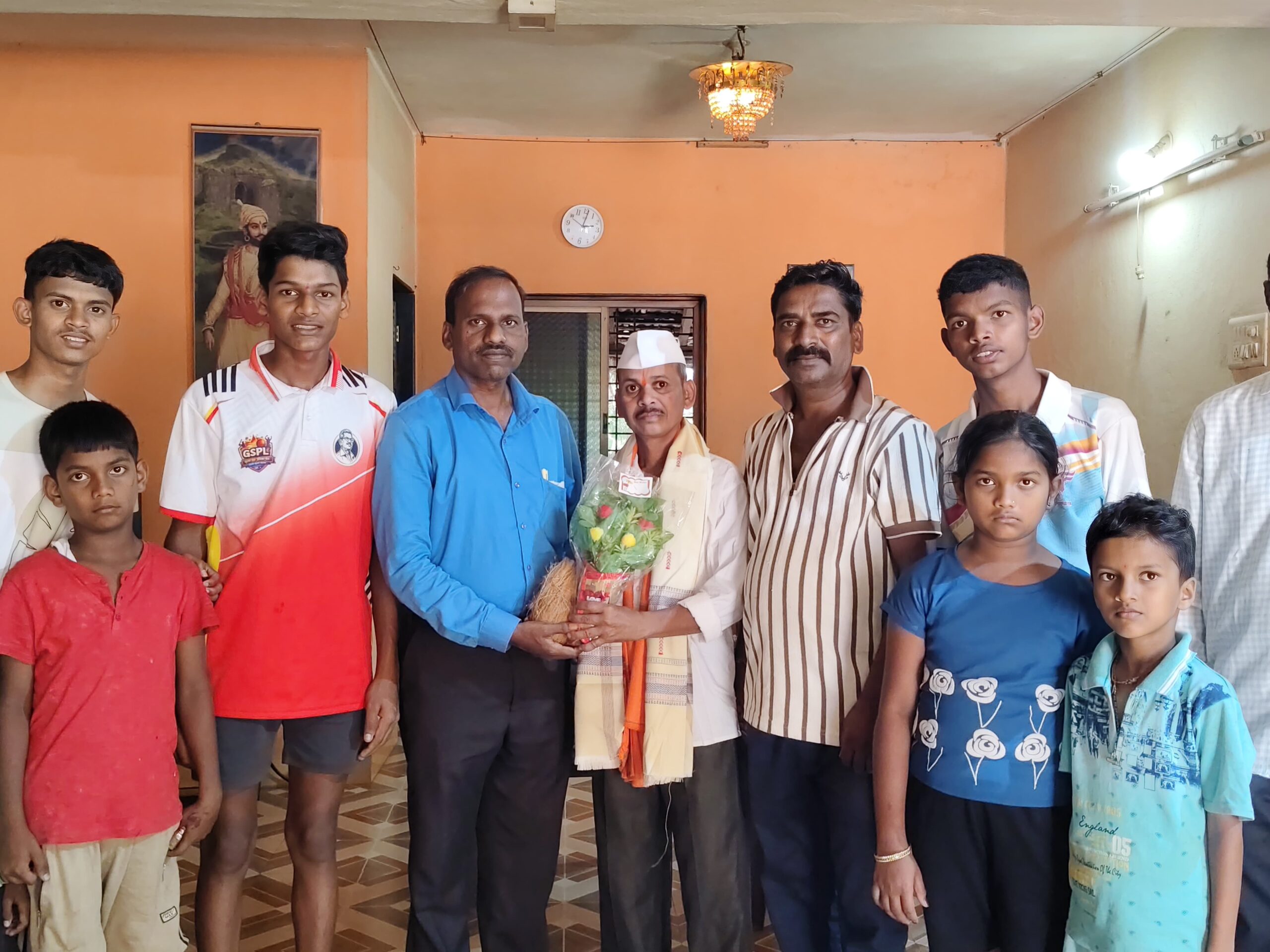 नूतन गोपाळकृष्ण प्रसादिक भजन मंडळातर्फे दिनेश बुवा देवाळे यांचा सत्कार