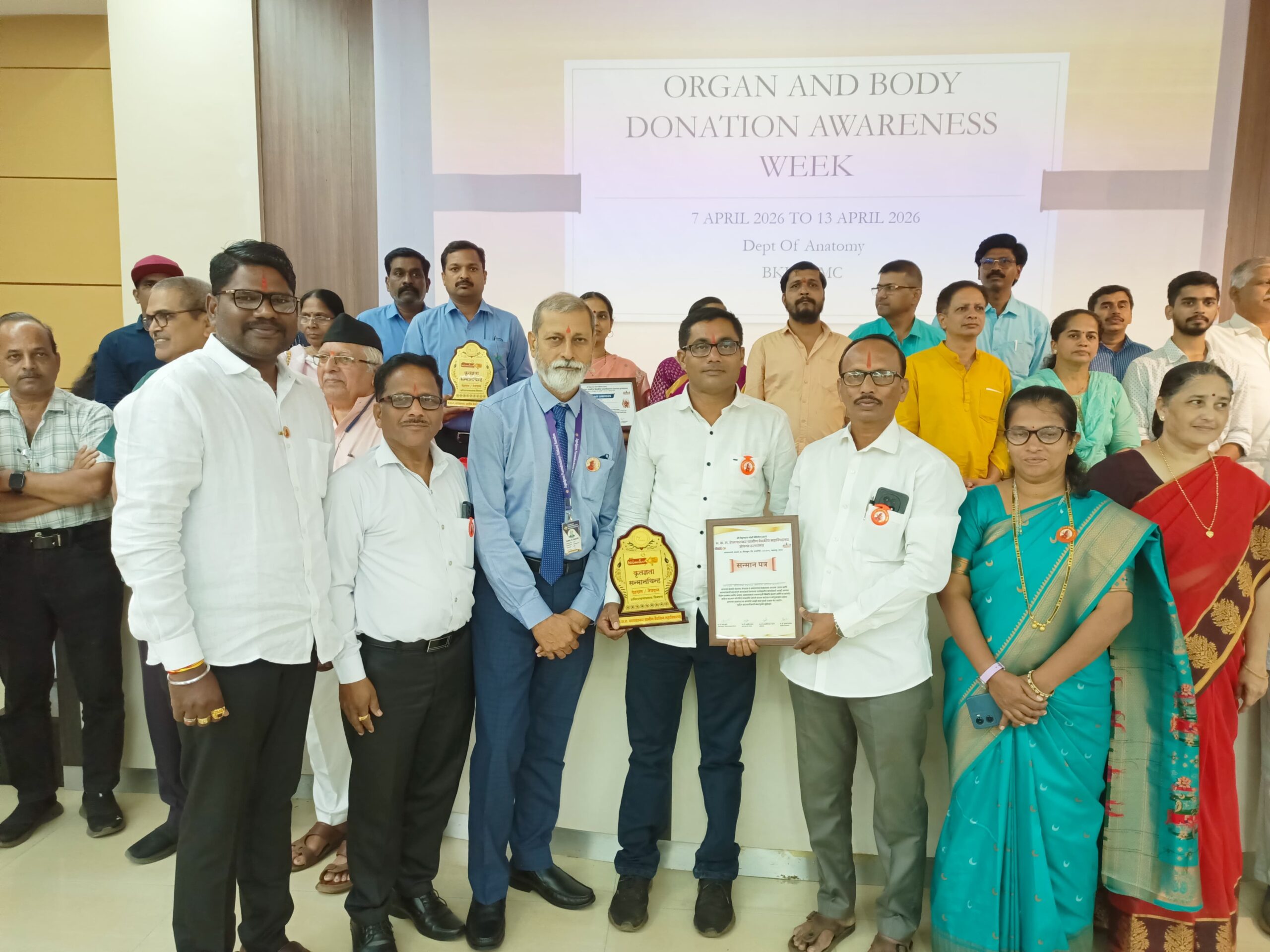 जगद्गुरु रामानंदाचार्य नरेंद्रचार्यजी महाराज संस्थान नाणीज या संस्थेचा वालावलकर ग्रामीण वैद्यकीय महाविद्यालय डेरवण यांच्यावतीने गौरव