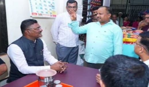 संगमेश्वर बसस्थानकात प्रवाशांना सुखद धक्का; परिवहन मंत्री प्रताप सरनाईक यांनी प्रवाशांसोबत लुटला वडापावचा आस्वाद!